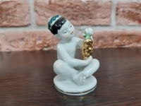 Фарфоровая статуэтка «Мальчик с виноградом»